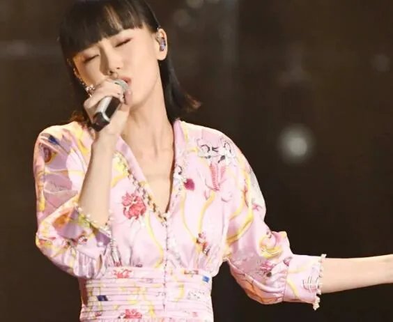 黄龄摔下舞台是怎么回事 黄龄摔下舞台是什么情况