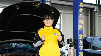 00后女生拿下汽修比赛亚军 你支持女生学汽修吗