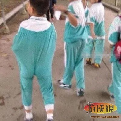 大奶&小内亮瞎双眼！细数校服的32种奇葩穿法