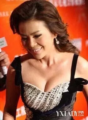 墙来了朱迅胸围凸点大尺度没带胸罩主持节目