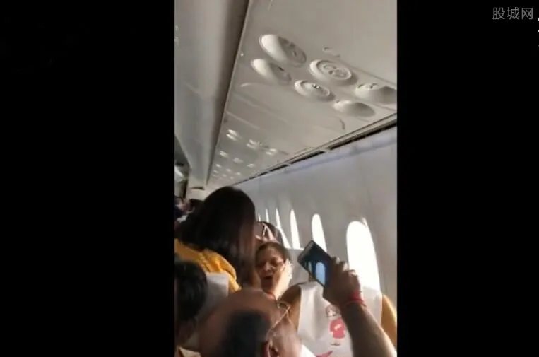 印度客机窗框脱落 飞机窗框突然脱落遇气流致多人受伤