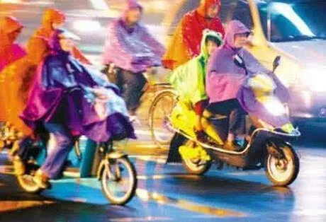 男女并排逆行骑车,说明什么问题?