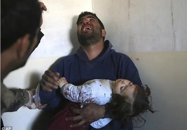 女婴被IS炸死 父亲怀抱15个月大女儿遗体痛哭