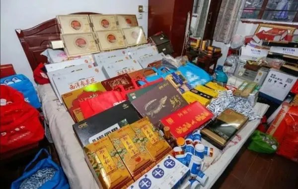8旬老人去世床下藏14万保健品，含提拉等面膜，她买来做什么？