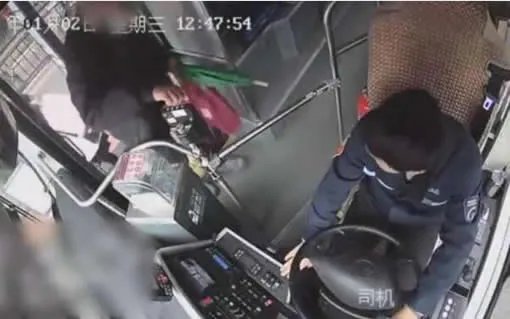 公交司机被扇耳光具体怎么回事:公交司机被扇耳光详情