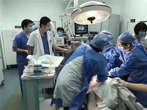 医生报警抢救孕妇 孕妇命悬一线，丈夫拒绝手术还大骂医生