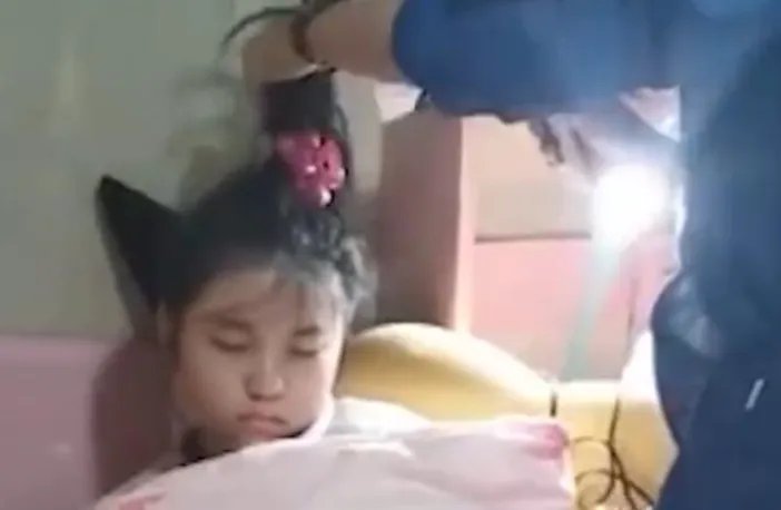 父亲摆摊照顾沉睡女儿12年?