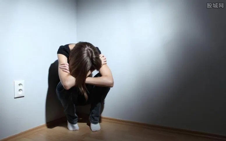 少女遭同学欺辱4小时 同学围观看热闹