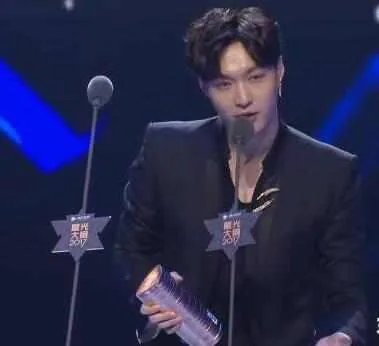 张艺兴跪下是什么情况？