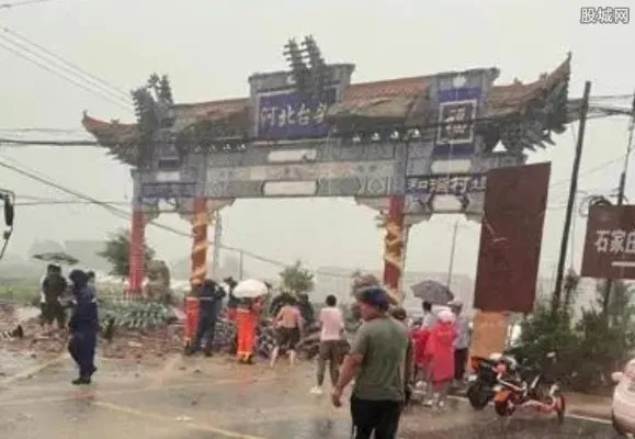 牌楼坠落致8死：行业被曝偷工减料 因避雨被砸死太悲剧了