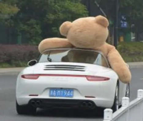 男子租豪车扮大款是为什么?