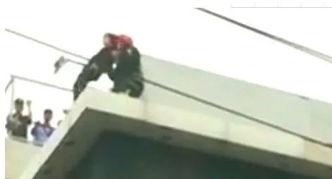 徒手救下轻生女是怎么做到的？
