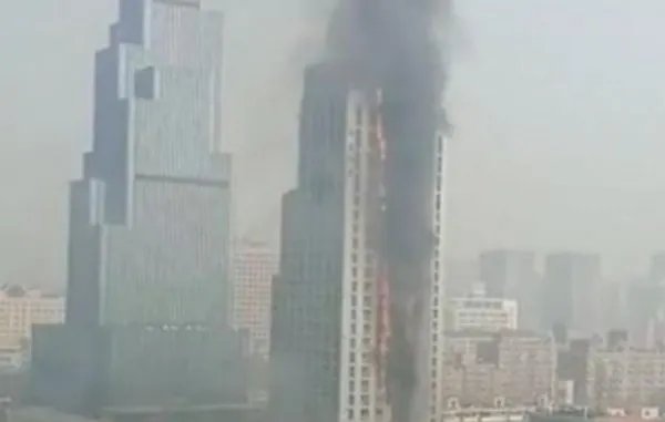 突发!河北石家庄市一高层建筑起火,当地有关部门采取了哪些急救措施?