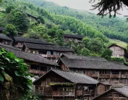 百年壮寨毁于火海怎么回事?＂壮寨楷模＂毁于火