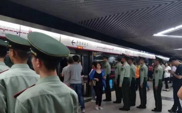 武警地铁排队被疑是怎么回事？