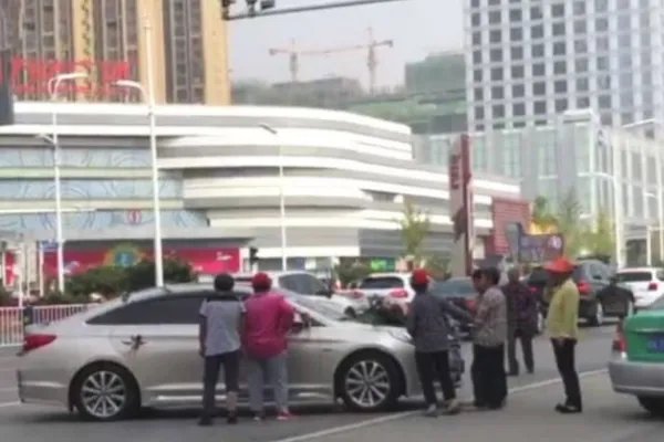 关于河南大爷大妈国庆组团拦婚车一事，你有何看法？