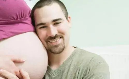 何鸿燊如何使四太怀孕赌王小女儿是人工受孕 梁安琪是试管怀孕的