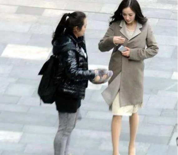 杨幂怀孕拍戏如何遮住孕肚的 明星生完孩子身材怎么恢复这么快