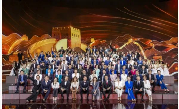 百名主持人现身央视舞台，谁占据了C位？