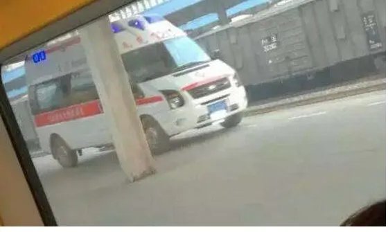 动车突然停车等人是怎么回事？