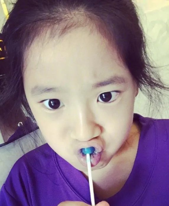 贾静雯首晒梧桐妹正面照：直接避开了贾静雯的基因