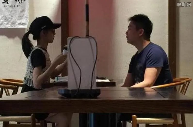 刘强东夫妻下午茶 亿万富豪现身街头温馨画面被抓拍