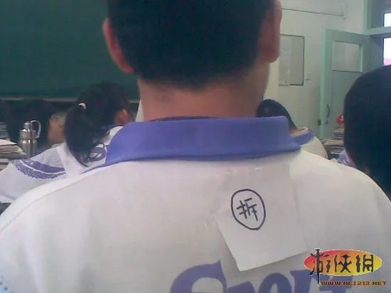 大奶&小内亮瞎双眼！细数校服的32种奇葩穿法