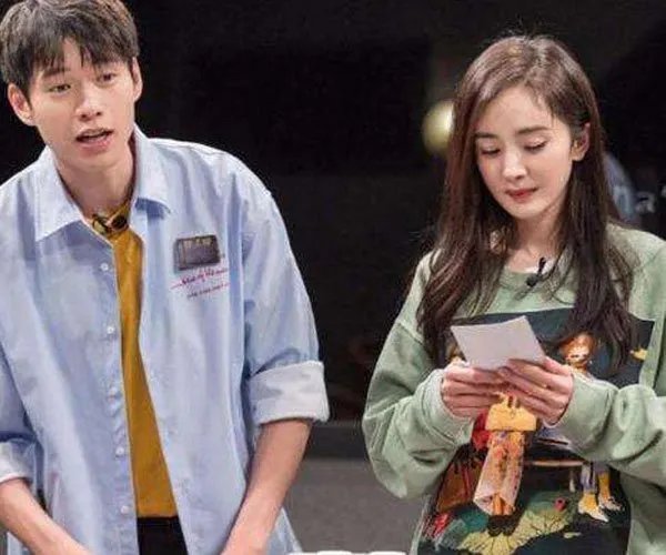 魏大勋偷瞄杨幂多次 一个被看上的女人？