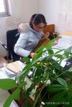 女法官抱生病女儿办案 称不能请假会影响案子