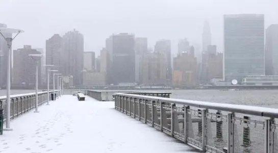 美东北部风雪袭击 因天气恶劣大多航班被迫取消