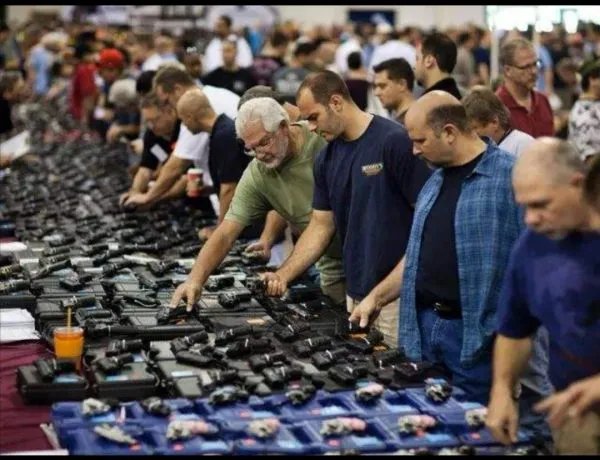 美国今年近2.7万人因枪死亡，枪支给美国带来哪些利弊？