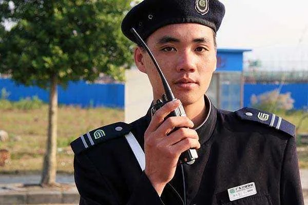 物业锁外卖小哥车称人民的权力,正当还是滥用?