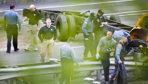 美国校车卡车相撞有人员伤亡吗？