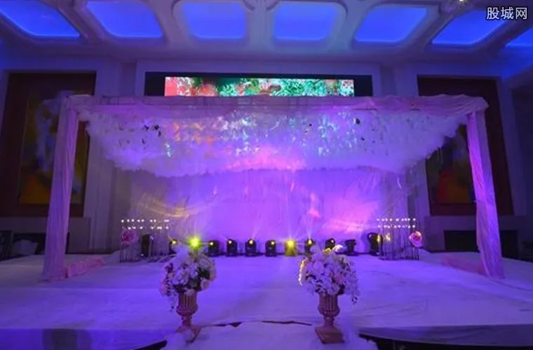 婚礼礼堂看像灵堂 花3.6万元竟布置成这个样子