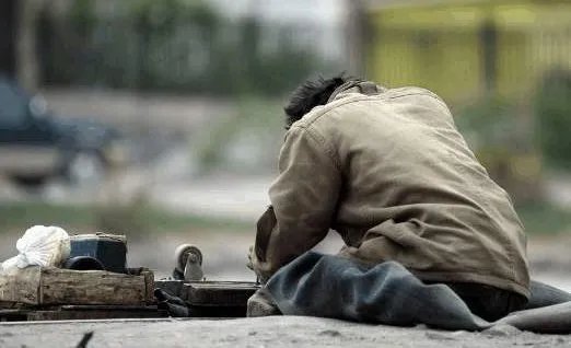 乞讨钉子户被儿子开车接送上下班，乞丐成为一种职业了吗？