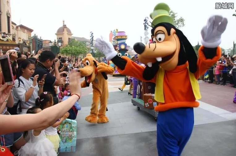 夫妻档迪士尼行骗 卖快速通行证每家最多收700元