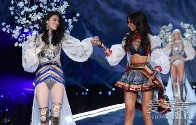 奚梦瑶摔跤事件 扶奚梦瑶的模特被解雇不能再走维密