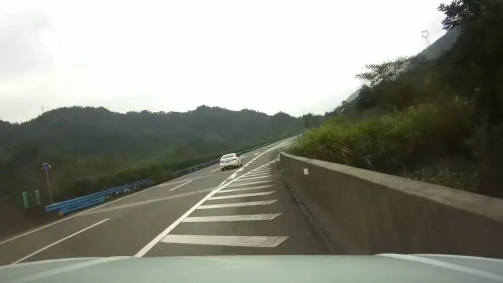 老公太话唠女子分神撞上护栏，现场具体发生了什么？