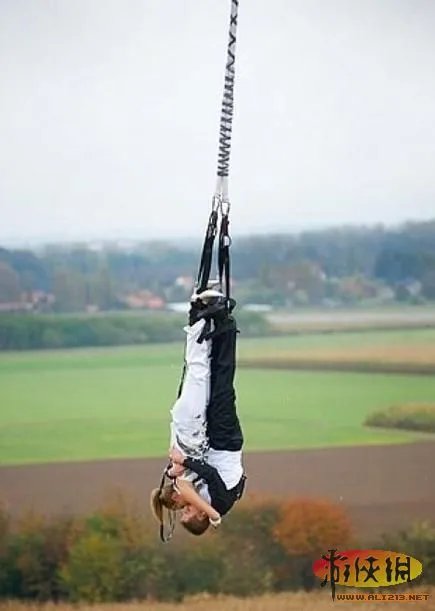 新郎花20万租直升机迎新娘惊呆宾客 全球另类浪漫婚礼场所