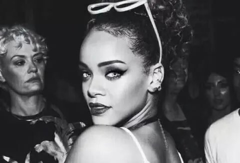 蕾哈娜终于承认恋情，明星恋爱为何总比普通人要谨慎？