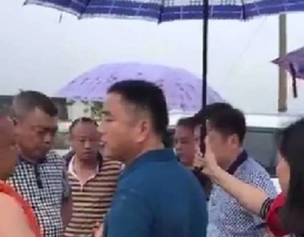 湖南救灾女干部撑伞嚼槟榔应不应该被处罚？