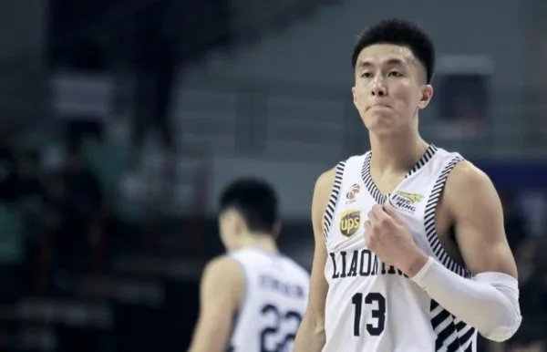 赵继伟晒4少合影郭艾伦为何被称