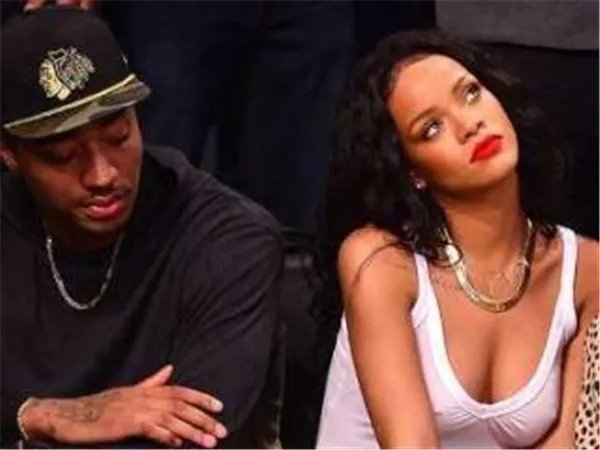 蕾哈娜晒大胆照祝贺詹姆斯夺冠 蕾哈娜有多喜欢詹姆斯在一起过吗