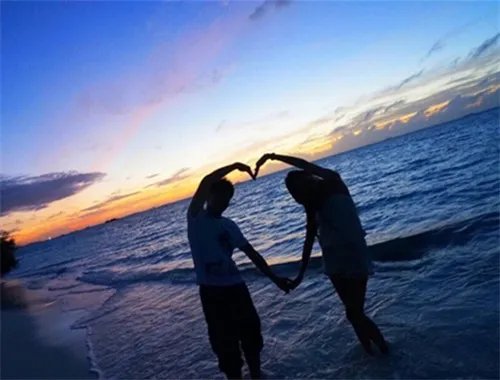 林志颖和老婆海边度假 夫妻两摆爱心造型秀恩爱