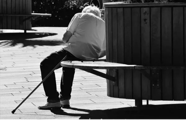 8旬老人去世床下藏14万保健品，含提拉等面膜，她买来做什么？