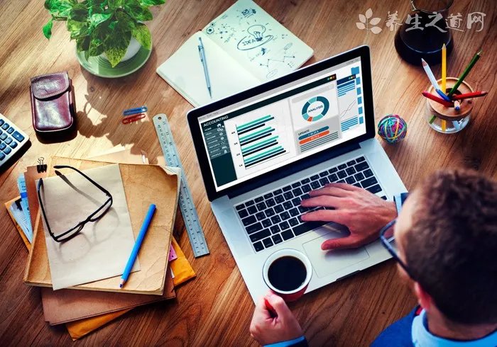 女子砸8台ATM机 心情不好如何发泄