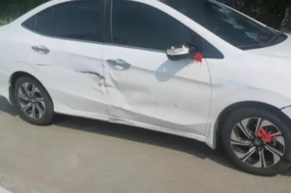 闯红灯被撞飞负全责家属不满,这事你怎么看