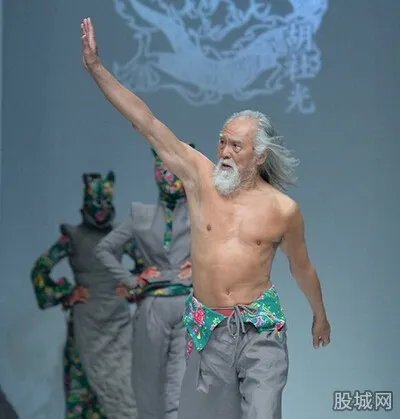 79岁老人登T台走秀 肌肉发达赤裸上半身