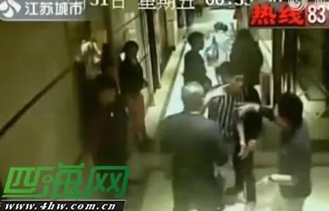 男子KTV袭胸服务员 并将其男友打伤