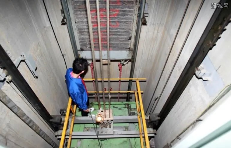 大妈用杯子挡电梯 电梯当场发生爆炸现场惊人